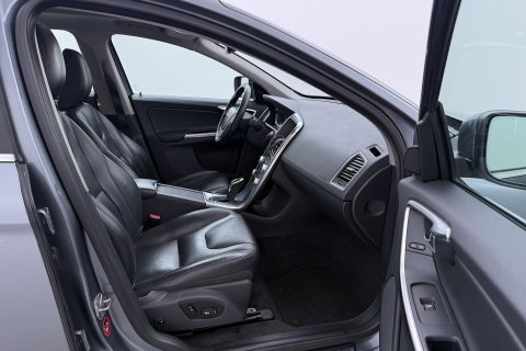 Volvo XC60 T5 Polar+ | Panoramadak | Trekhaak | Camera | Parkeerverwarming | Elektrische Stoelen | Stoelverwarming | Xenon | PDC Voor+Achter