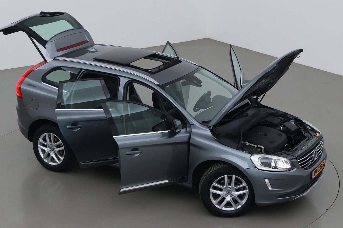 Volvo XC60 T5 Polar+ | Panoramadak | Trekhaak | Camera | Parkeerverwarming | Elektrische Stoelen | Stoelverwarming | Xenon | PDC Voor+Achter