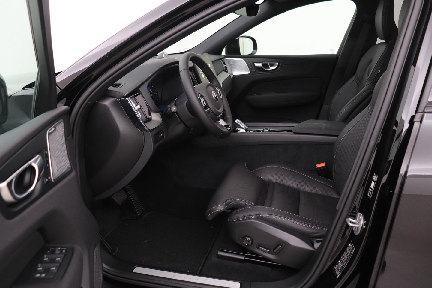 Volvo XC60 T8 Plug-in hybrid Ultra Black Edition | ACC | Panoramadak | Bowers&Wilkins | Head-Up | 360° Camera | Massage+Ventilatie | 21 inch