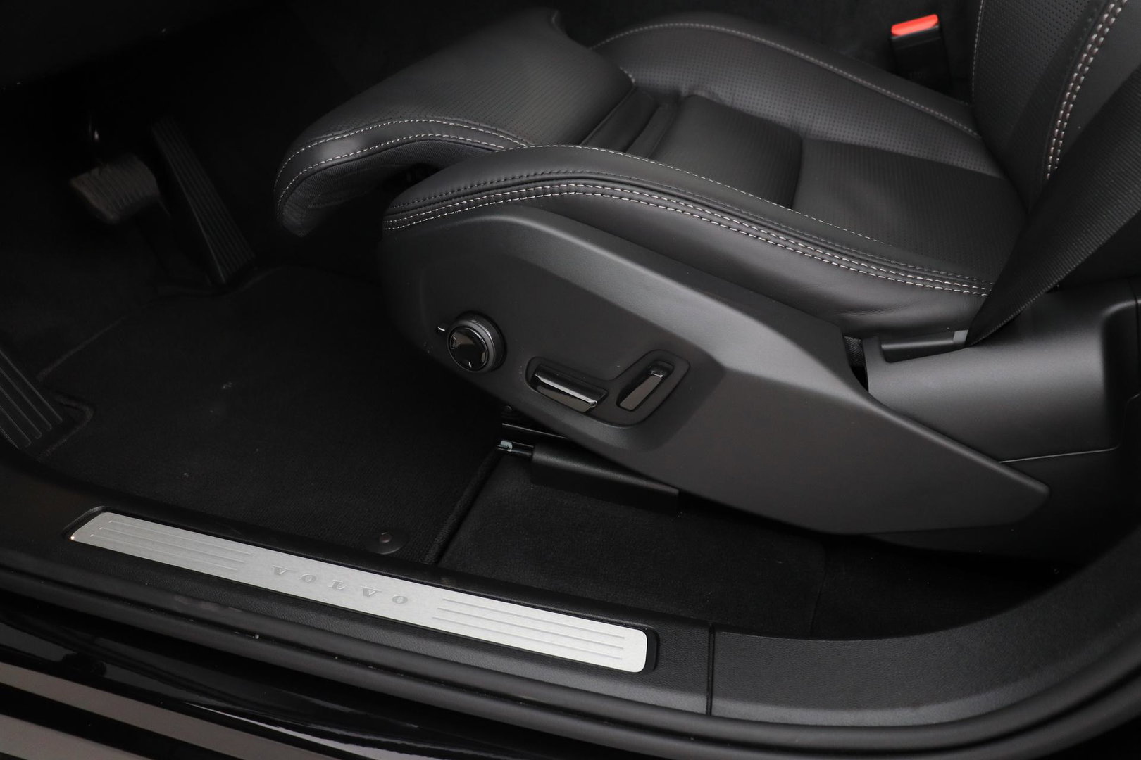 Volvo XC60 T8 Plug-in hybrid Ultra Black Edition | ACC | Panoramadak | Bowers&Wilkins | Head-Up | 360° Camera | Massage+Ventilatie | 21 inch