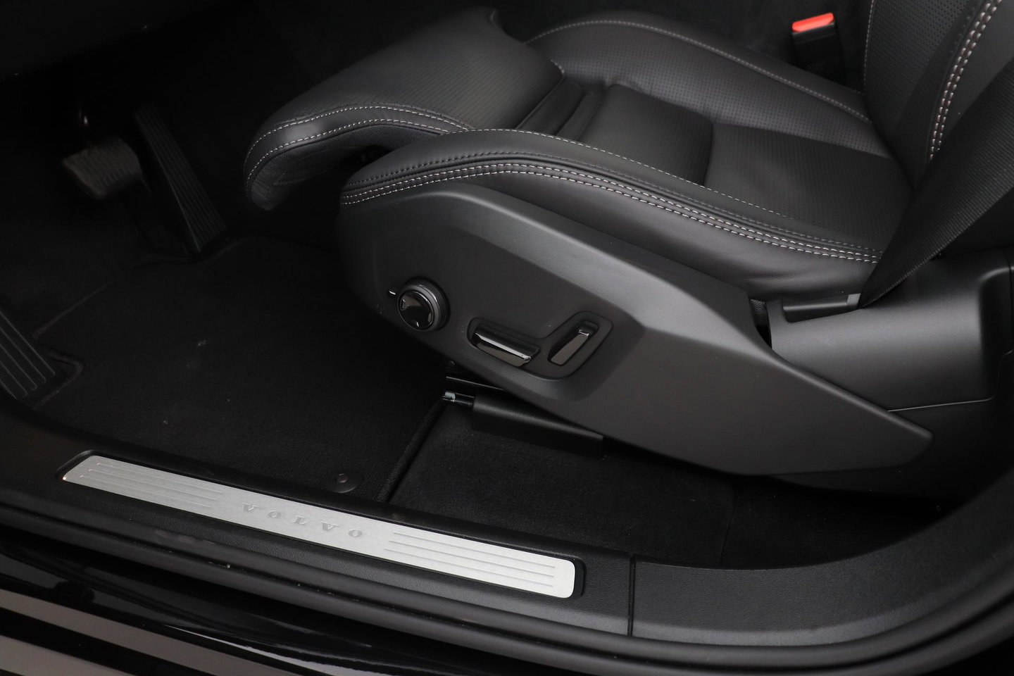 Volvo XC60 T8 Plug-in hybrid Ultra Black Edition | ACC | Panoramadak | Bowers&Wilkins | Head-Up | 360° Camera | Massage+Ventilatie | 21 inch