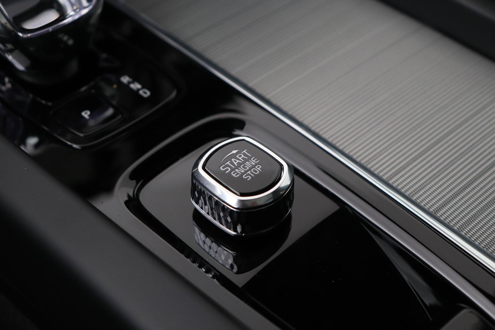 Volvo XC60 T8 Plug-in hybrid Plus Dark | Panoramadak | ACC | 360° Camera | BLIS | harman/kardon | Stoel+Stuurverwarming