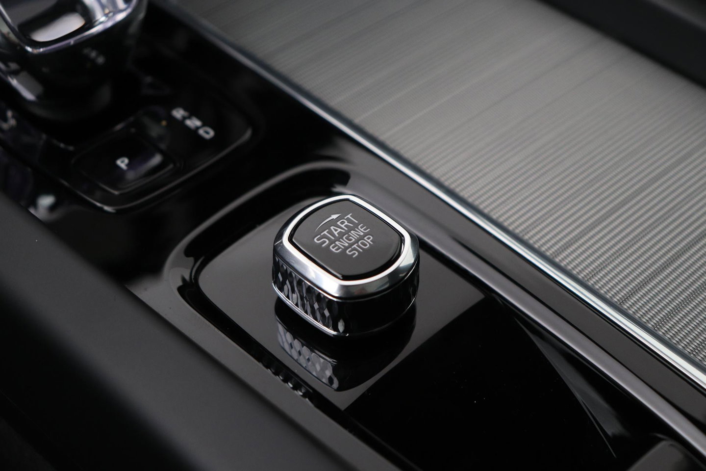 Volvo XC60 T8 Plug-in hybrid Plus Dark | Panoramadak | ACC | 360° Camera | BLIS | harman/kardon | Stoel+Stuurverwarming