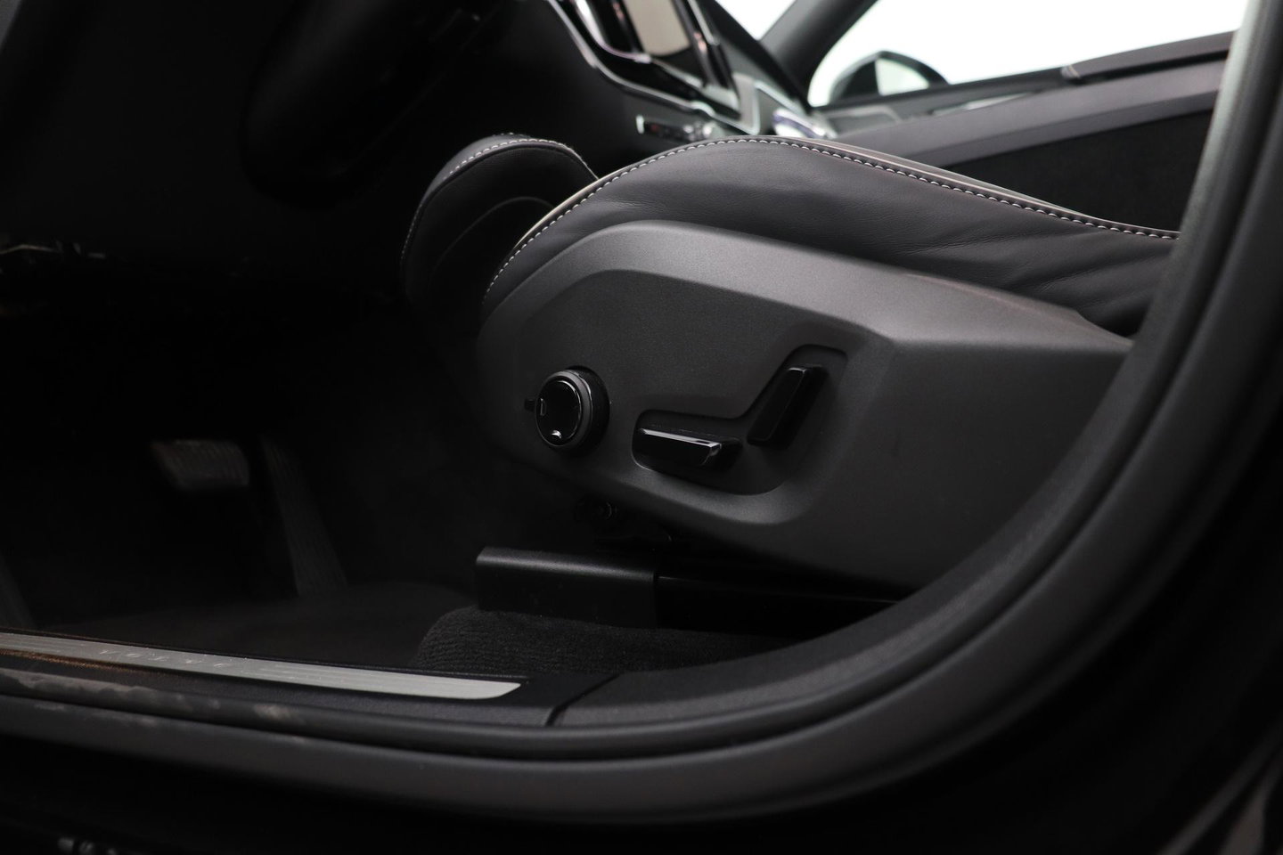 Volvo XC60 T8 Plug-in hybrid Plus Dark | Panoramadak | ACC | 360° Camera | BLIS | harman/kardon | Stoel+Stuurverwarming