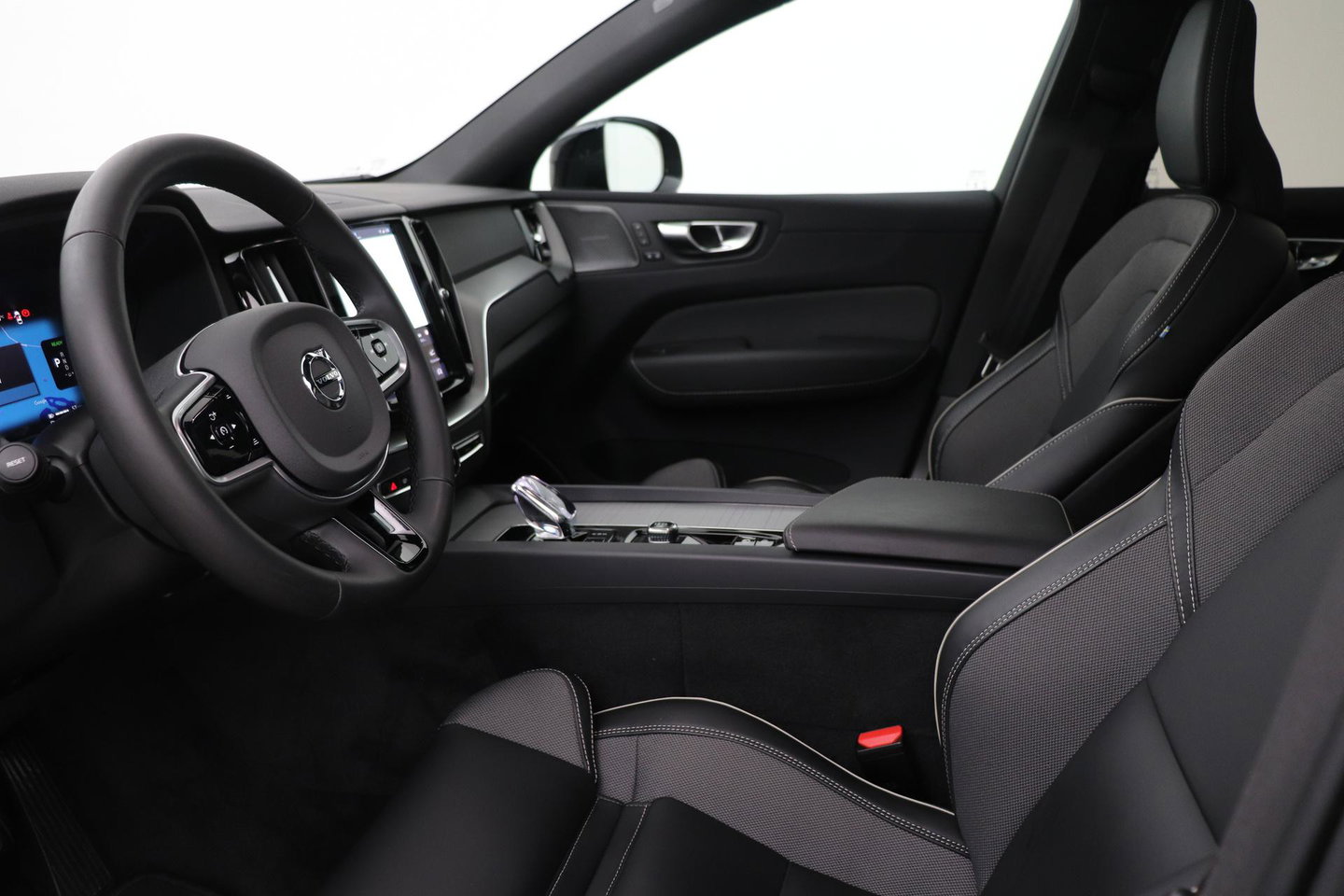 Volvo XC60 T8 Plug-in hybrid Plus Dark | Panoramadak | ACC | 360° Camera | BLIS | harman/kardon | Stoel+Stuurverwarming