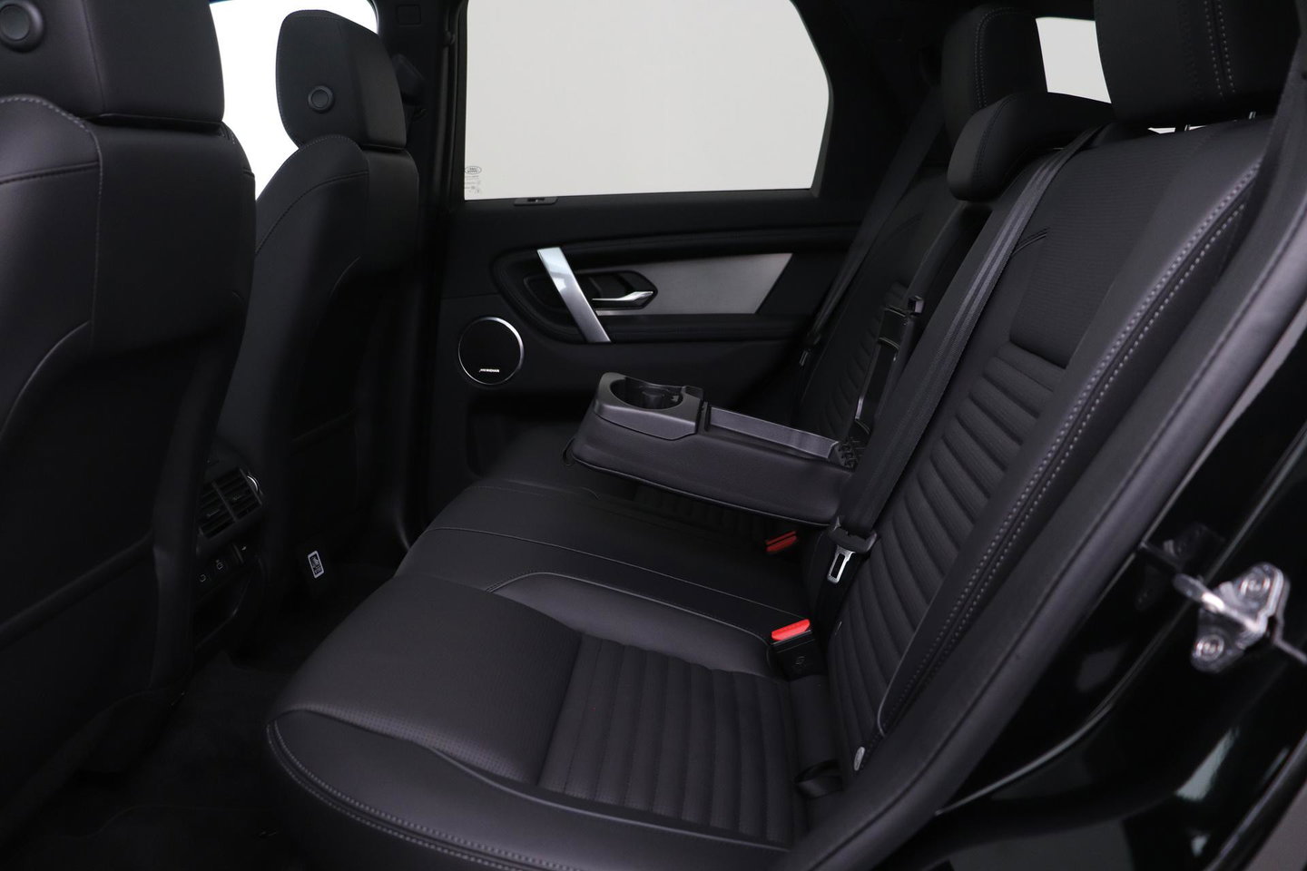 Land Rover Discovery Sport P270e PHEV Dynamic SE | 20 INCH | Panoramadak | Trekhaak | ACC | Meridian | Stoel+Stuurverwarming