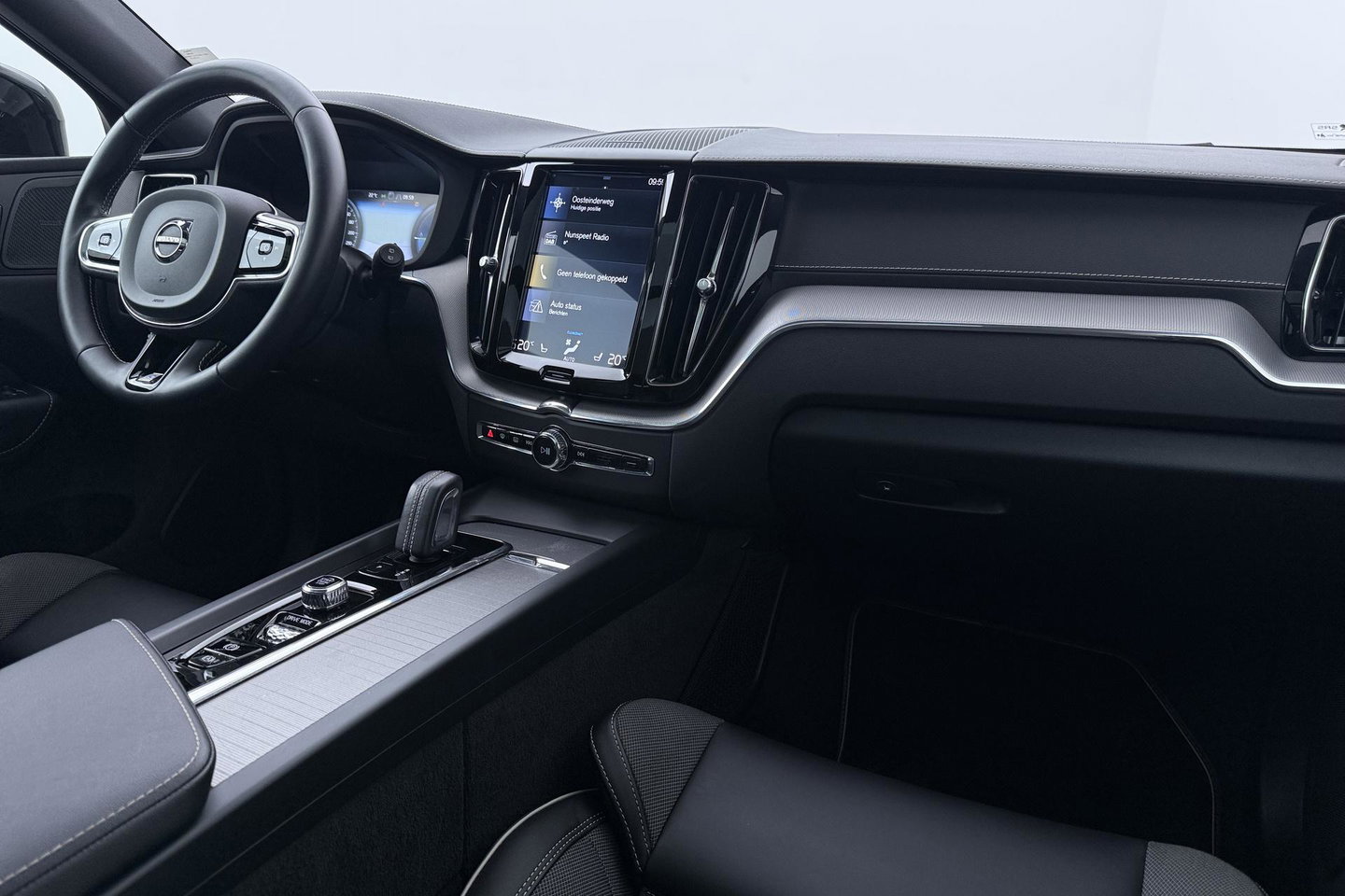 Volvo XC60 T8 Twin Engine AWD R-Design | ACC | Luchtvering | Panoramadak | Harman/Kardon | 360° Camera | Head-Up | Trekhaak | 21 inch