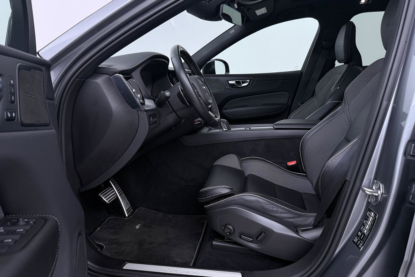 Volvo XC60 T8 Twin Engine AWD R-Design | ACC | Luchtvering | Panoramadak | Harman/Kardon | 360° Camera | Head-Up | Trekhaak | 21 inch