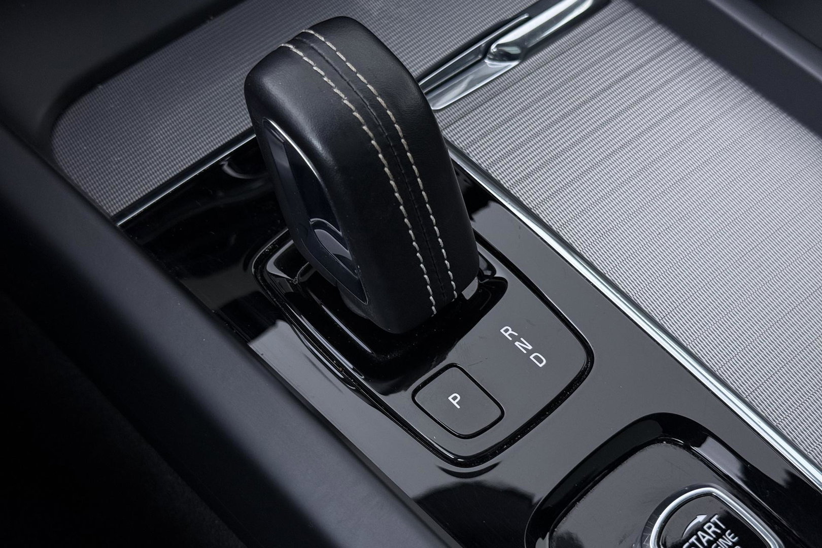 Volvo XC60 T8 Twin Engine AWD R-Design | ACC | Luchtvering | Panoramadak | Harman/Kardon | 360° Camera | Head-Up | Trekhaak | 21 inch