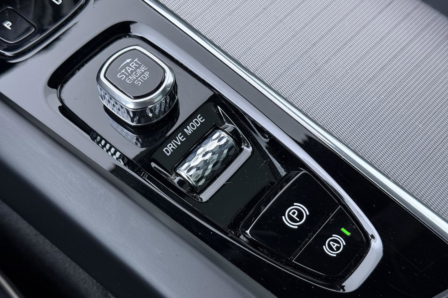 Volvo XC60 T8 Twin Engine AWD R-Design | ACC | Luchtvering | Panoramadak | Harman/Kardon | 360° Camera | Head-Up | Trekhaak | 21 inch