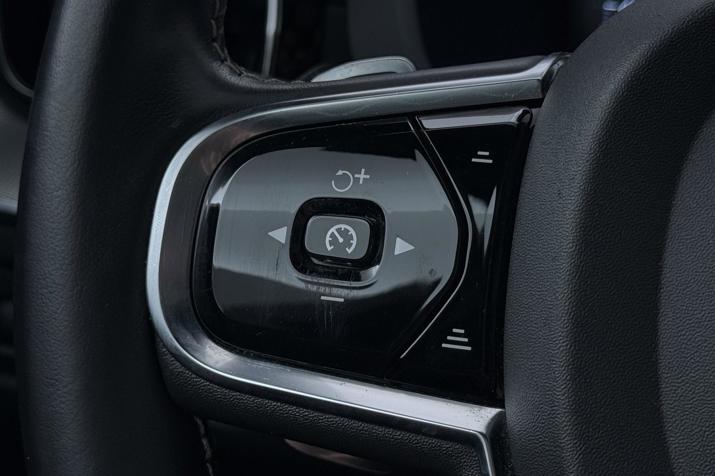 Volvo XC60 T8 Twin Engine AWD R-Design | ACC | Luchtvering | Panoramadak | Harman/Kardon | 360° Camera | Head-Up | Trekhaak | 21 inch