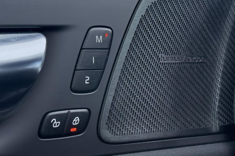 Volvo XC60 T8 Twin Engine AWD R-Design | ACC | Luchtvering | Panoramadak | Harman/Kardon | 360° Camera | Head-Up | Trekhaak | 21 inch