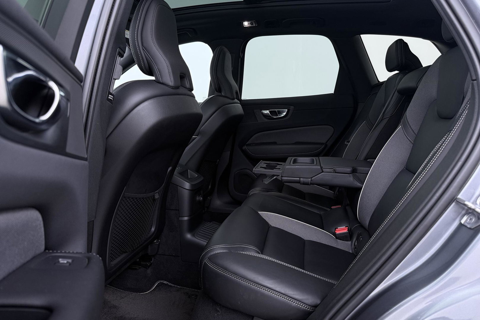 Volvo XC60 T8 Twin Engine AWD R-Design | ACC | Luchtvering | Panoramadak | Harman/Kardon | 360° Camera | Head-Up | Trekhaak | 21 inch