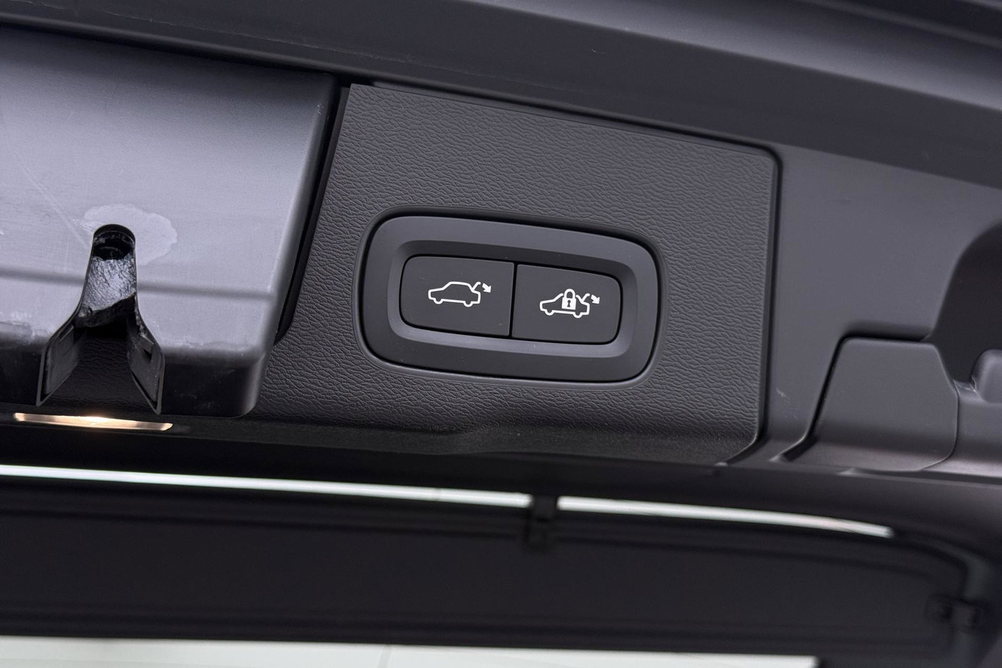 Volvo XC60 T8 Twin Engine AWD R-Design | ACC | Luchtvering | Panoramadak | Harman/Kardon | 360° Camera | Head-Up | Trekhaak | 21 inch