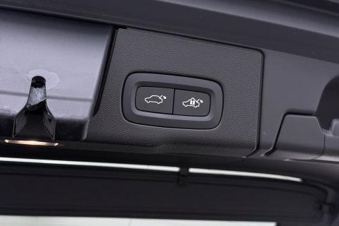 Volvo XC60 T8 Twin Engine AWD R-Design | ACC | Luchtvering | Panoramadak | Harman/Kardon | 360° Camera | Head-Up | Trekhaak | 21 inch