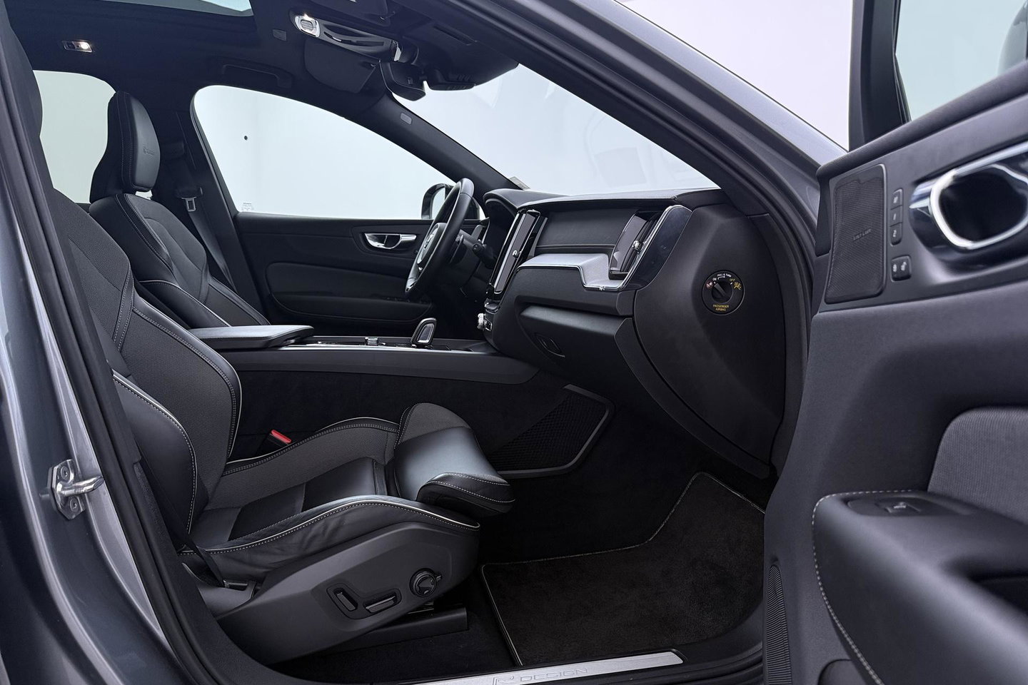 Volvo XC60 T8 Twin Engine AWD R-Design | ACC | Luchtvering | Panoramadak | Harman/Kardon | 360° Camera | Head-Up | Trekhaak | 21 inch