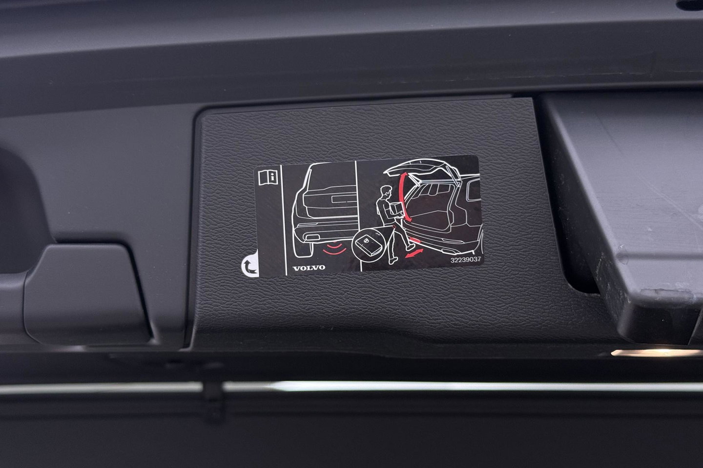 Volvo XC60 T8 Twin Engine AWD R-Design | ACC | Luchtvering | Panoramadak | Harman/Kardon | 360° Camera | Head-Up | Trekhaak | 21 inch
