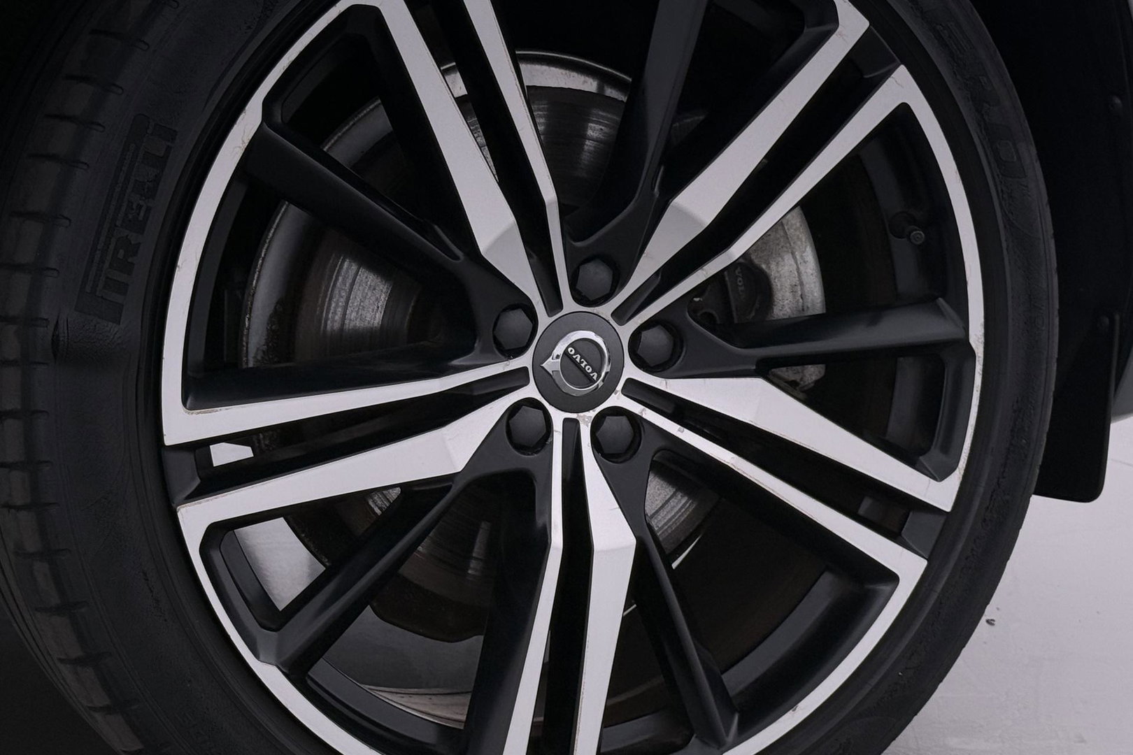 Volvo XC60 T8 Twin Engine AWD R-Design | ACC | Luchtvering | Panoramadak | Harman/Kardon | 360° Camera | Head-Up | Trekhaak | 21 inch