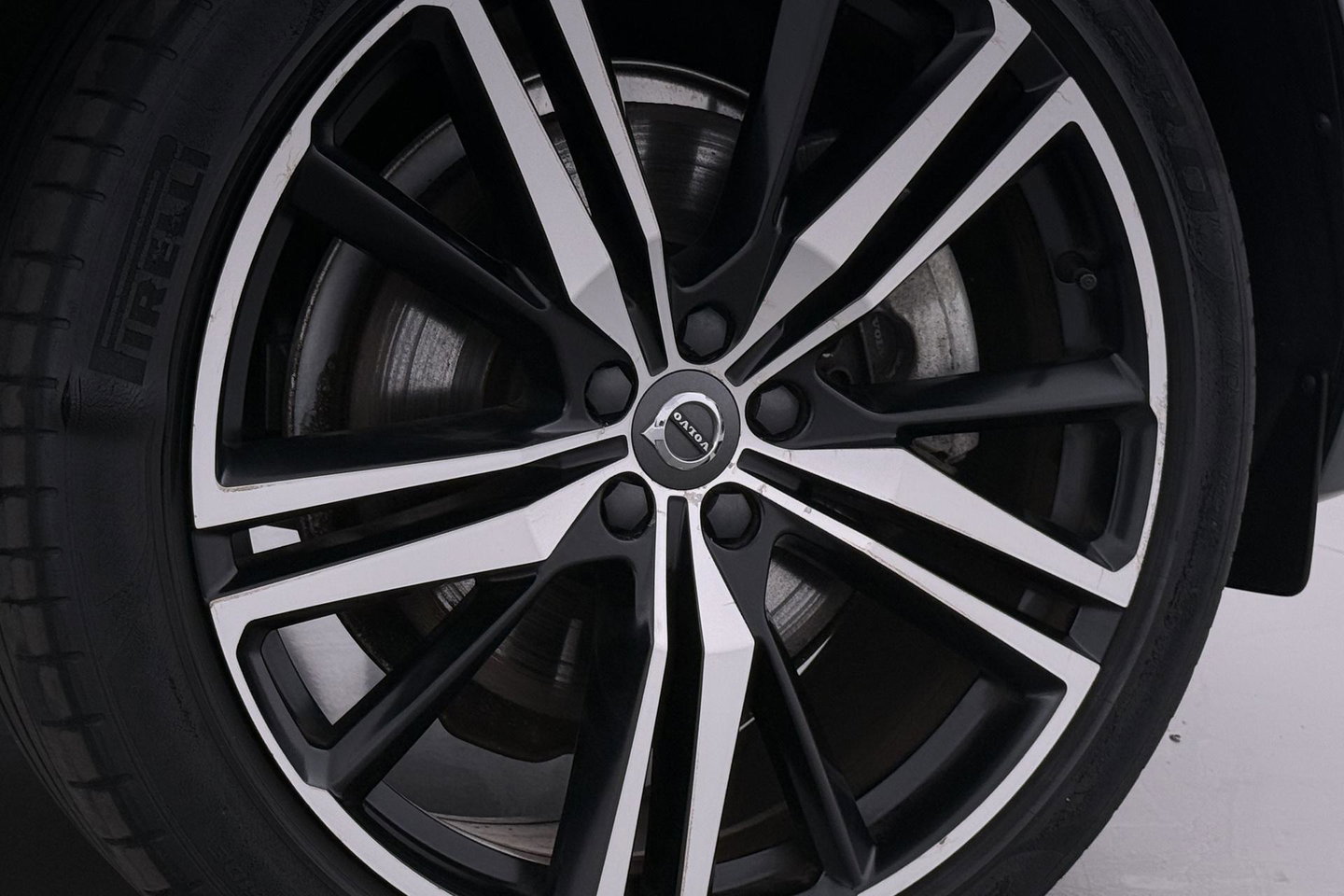 Volvo XC60 T8 Twin Engine AWD R-Design | ACC | Luchtvering | Panoramadak | Harman/Kardon | 360° Camera | Head-Up | Trekhaak | 21 inch