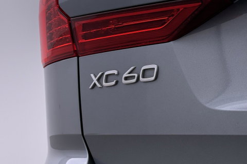 Volvo XC60 T8 Twin Engine AWD R-Design | ACC | Luchtvering | Panoramadak | Harman/Kardon | 360° Camera | Head-Up | Trekhaak | 21 inch