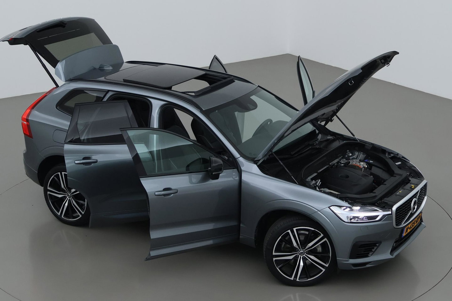 Volvo XC60 T8 Twin Engine AWD R-Design | ACC | Luchtvering | Panoramadak | Harman/Kardon | 360° Camera | Head-Up | Trekhaak | 21 inch