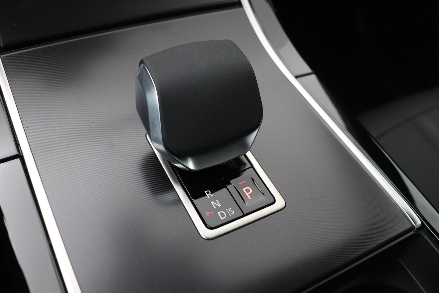 Land Rover Range Rover Evoque P270e PHEV Dynamic SE | Schuif/kanteldak | Black Pack | Cold Climate Pack | Meridian | 360 Camera | 20 Inch