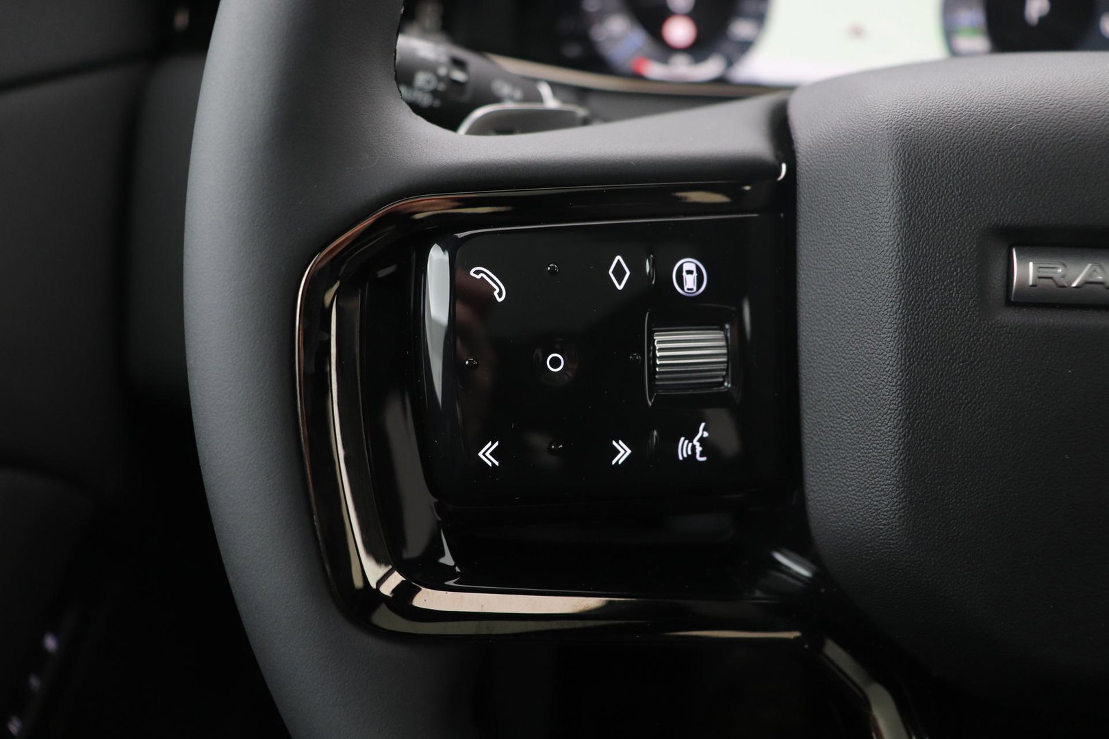 Land Rover Range Rover Evoque P270e PHEV Dynamic SE | Schuif/kanteldak | Black Pack | Cold Climate Pack | Meridian | 360 Camera | 20 Inch