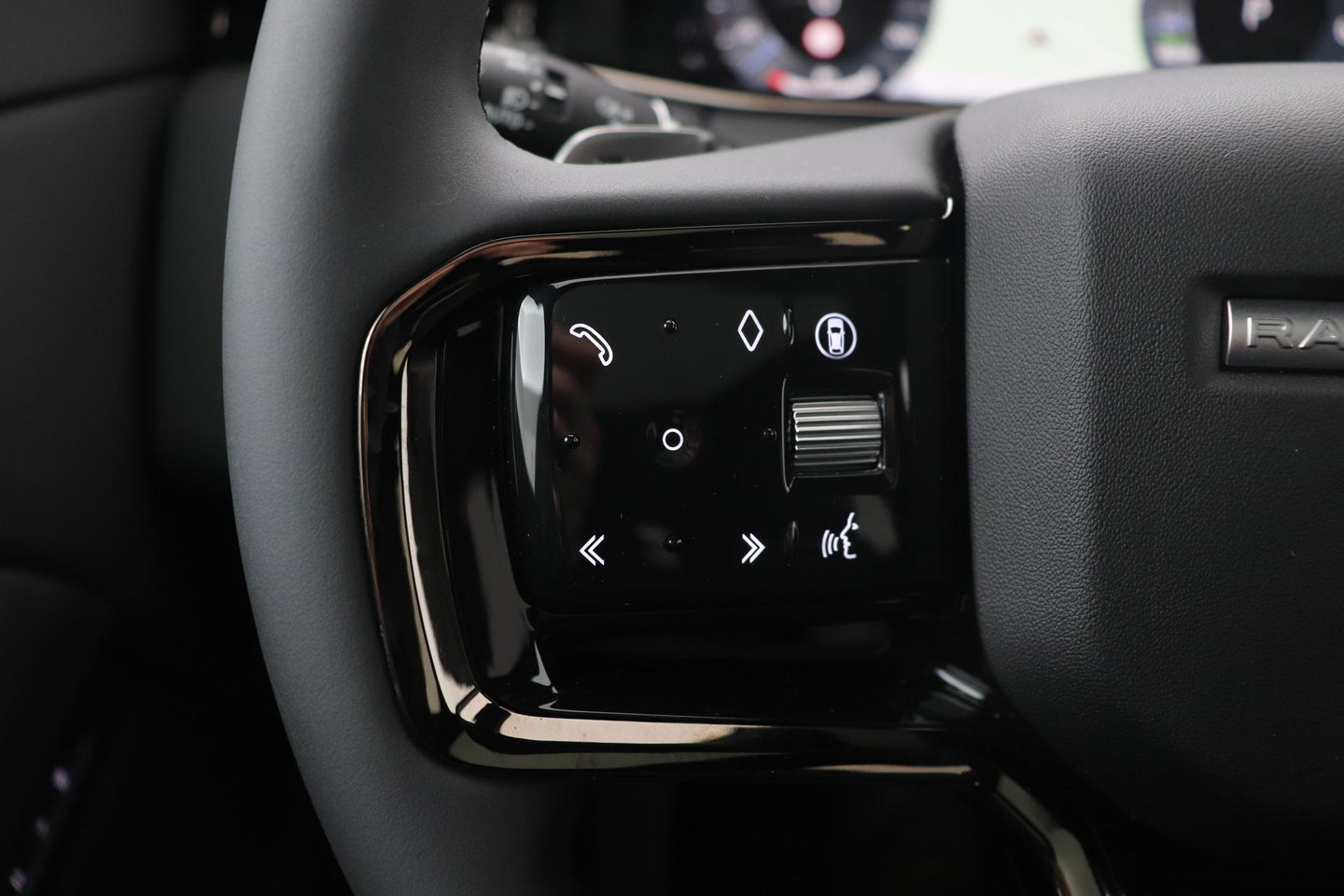 Land Rover Range Rover Evoque P270e PHEV Dynamic SE | Schuif/kanteldak | Black Pack | Cold Climate Pack | Meridian | 360 Camera | 20 Inch