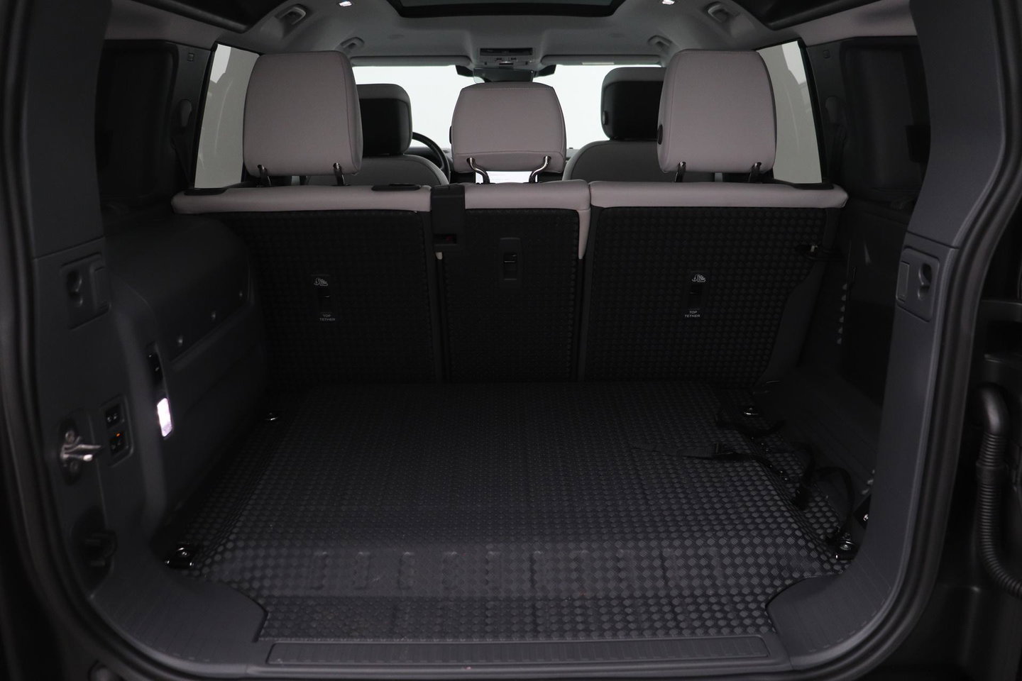 Land Rover Defender P300e 110 X-Dynamic SE | Panoramadak | ClearSight | Head-Up | Trekhaak | ACC | 360° Camera