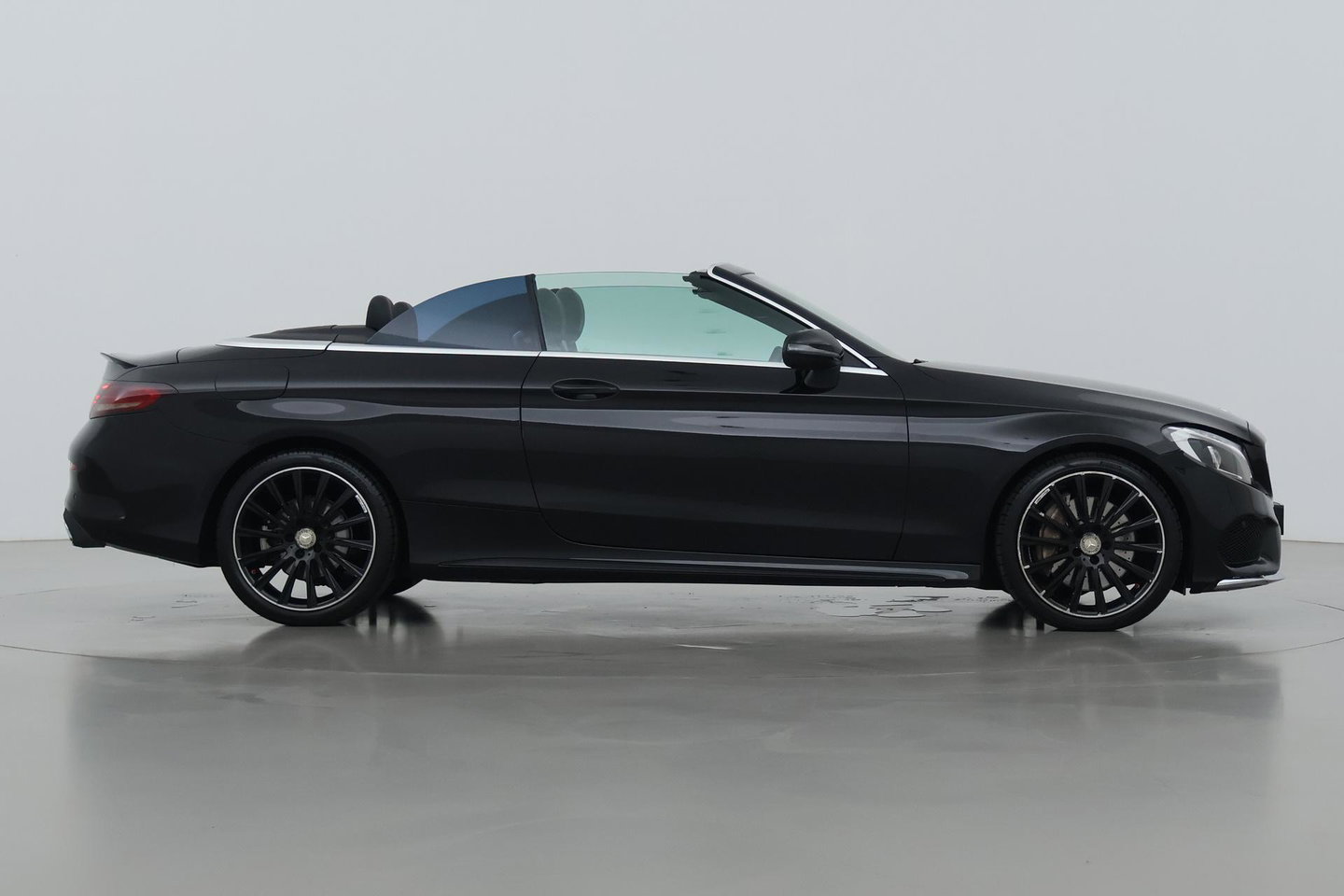 Mercedes-Benz C-Klasse Cabrio 200 Edition 1 | AMG-Line | Nekverwarming | Dodehoekassistent | Parkeerassistent | Stoelverwarming | LED | 18 Inch AMG