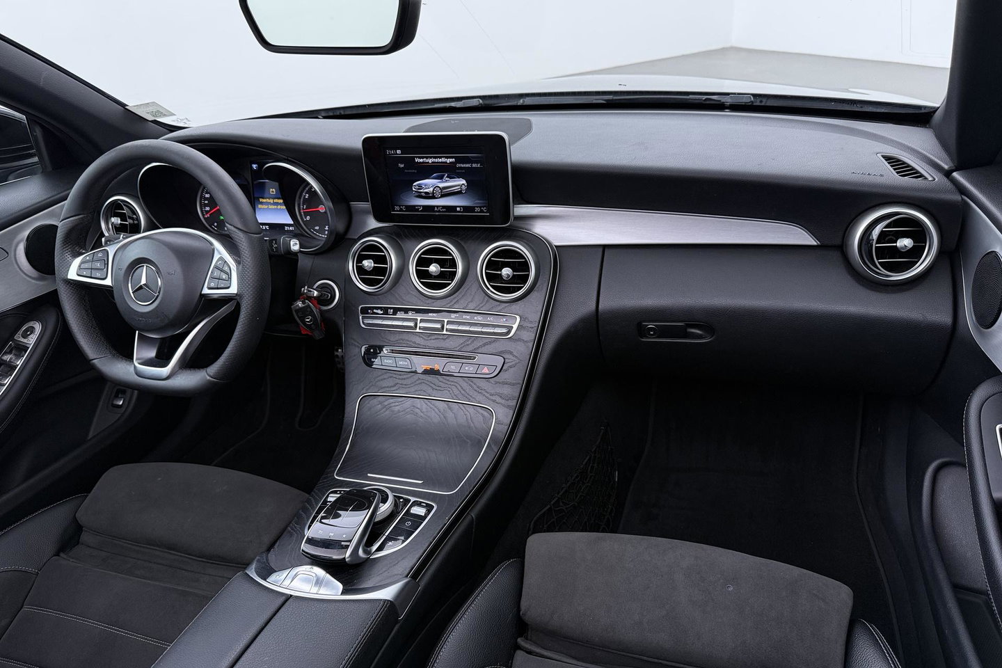 Mercedes-Benz C-Klasse Cabrio 200 Edition 1 | AMG-Line | Nekverwarming | Dodehoekassistent | Parkeerassistent | Stoelverwarming | LED | 18 Inch AMG