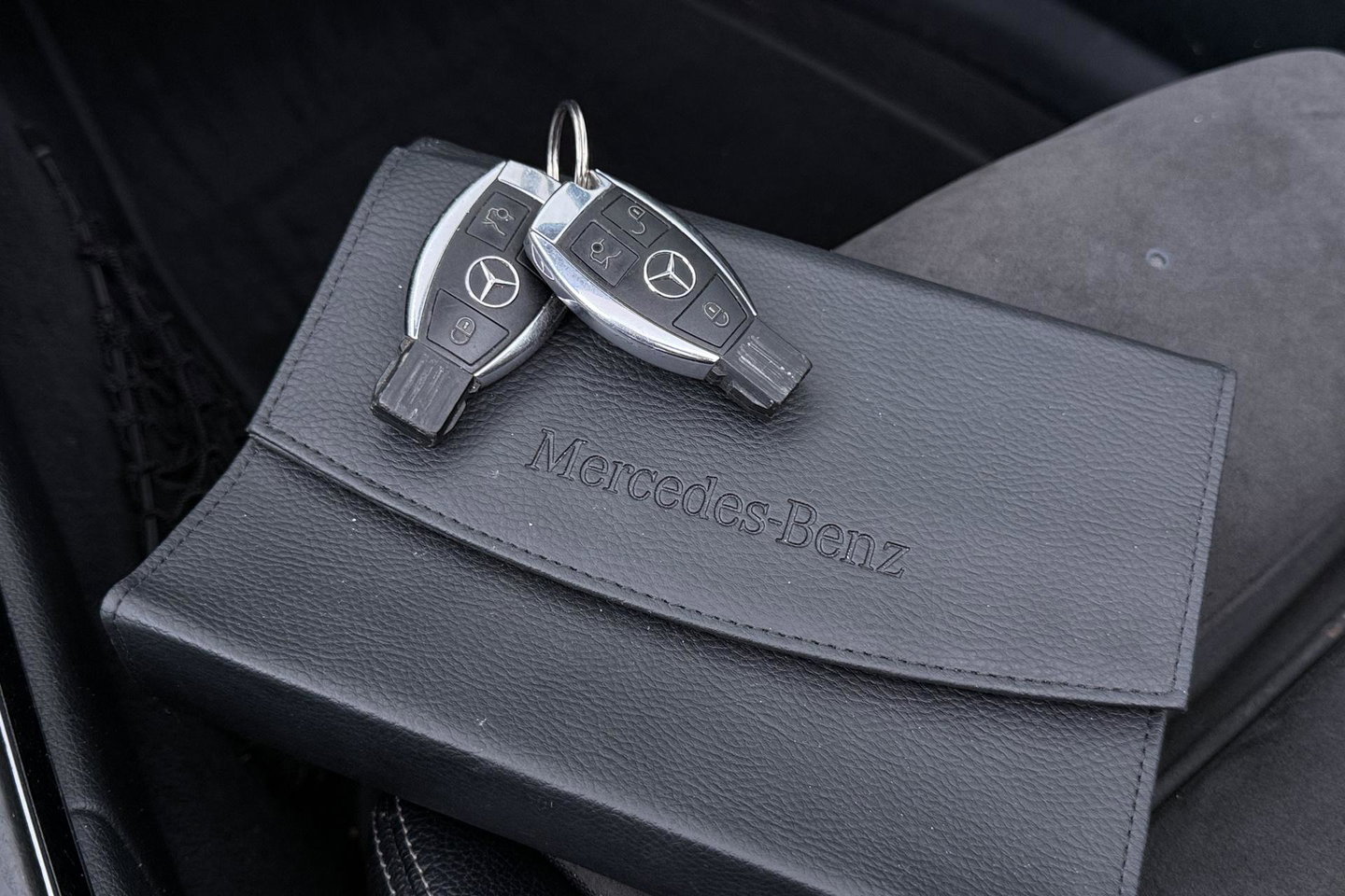 Mercedes-Benz C-Klasse Cabrio 200 Edition 1 | AMG-Line | Nekverwarming | Dodehoekassistent | Parkeerassistent | Stoelverwarming | LED | 18 Inch AMG