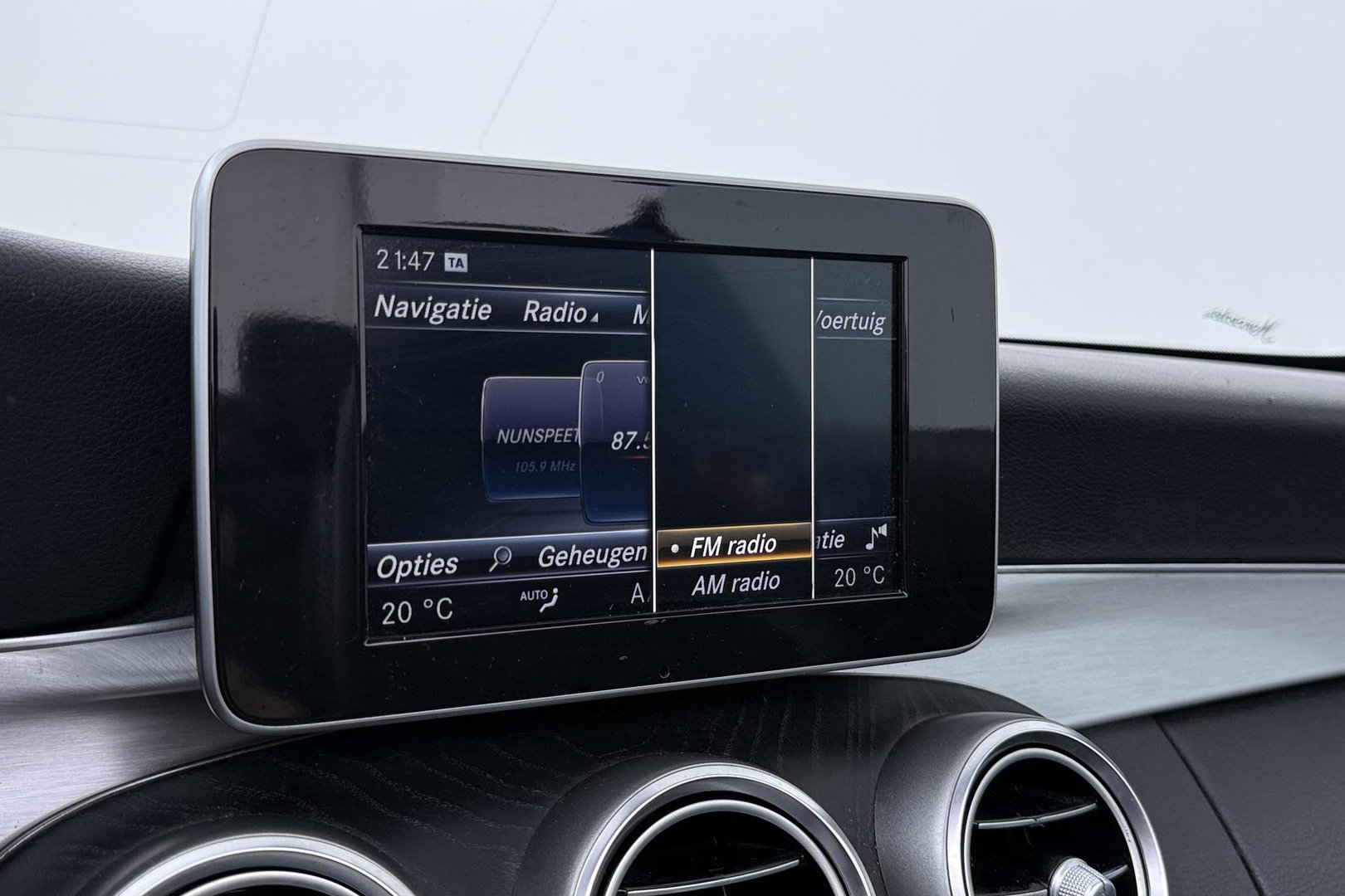 Mercedes-Benz C-Klasse Cabrio 200 Edition 1 | AMG-Line | Nekverwarming | Dodehoekassistent | Parkeerassistent | Stoelverwarming | LED | 18 Inch AMG