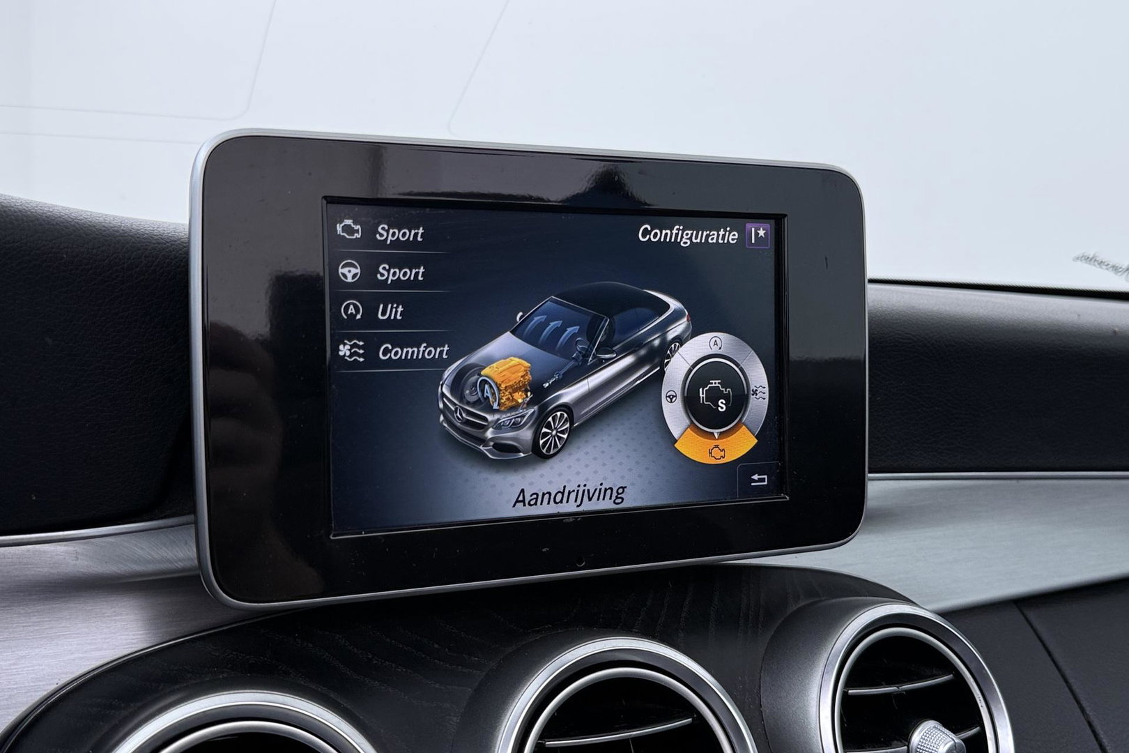 Mercedes-Benz C-Klasse Cabrio 200 Edition 1 | AMG-Line | Nekverwarming | Dodehoekassistent | Parkeerassistent | Stoelverwarming | LED | 18 Inch AMG