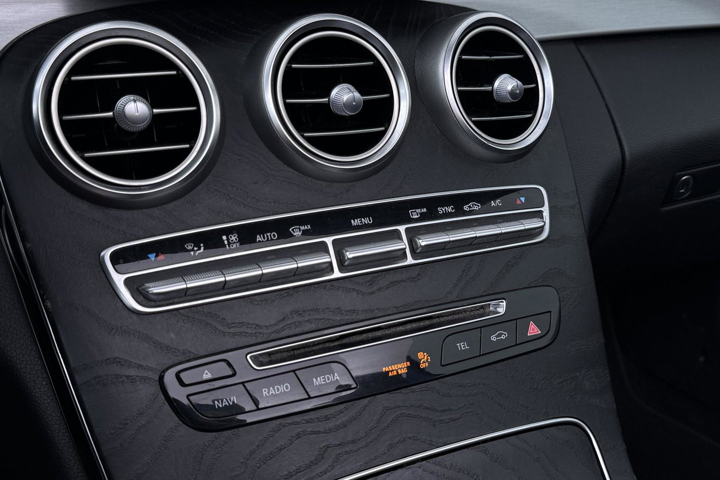 Mercedes-Benz C-Klasse Cabrio 200 Edition 1 | AMG-Line | Nekverwarming | Dodehoekassistent | Parkeerassistent | Stoelverwarming | LED | 18 Inch AMG