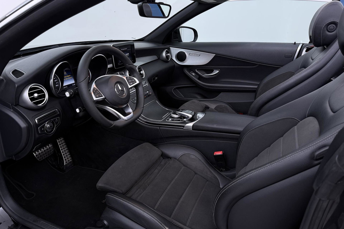 Mercedes-Benz C-Klasse Cabrio 200 Edition 1 | AMG-Line | Nekverwarming | Dodehoekassistent | Parkeerassistent | Stoelverwarming | LED | 18 Inch AMG