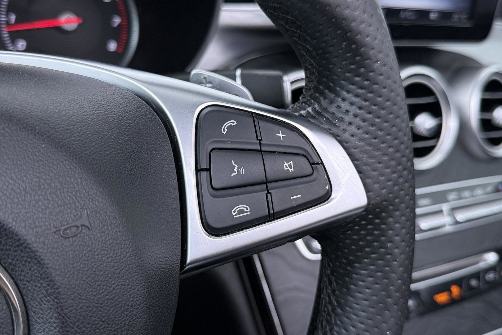 Mercedes-Benz C-Klasse Cabrio 200 Edition 1 | AMG-Line | Nekverwarming | Dodehoekassistent | Parkeerassistent | Stoelverwarming | LED | 18 Inch AMG