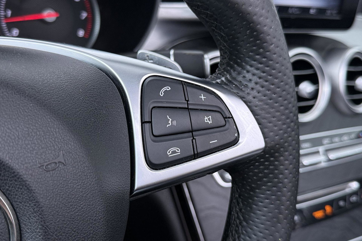 Mercedes-Benz C-Klasse Cabrio 200 Edition 1 | AMG-Line | Nekverwarming | Dodehoekassistent | Parkeerassistent | Stoelverwarming | LED | 18 Inch AMG
