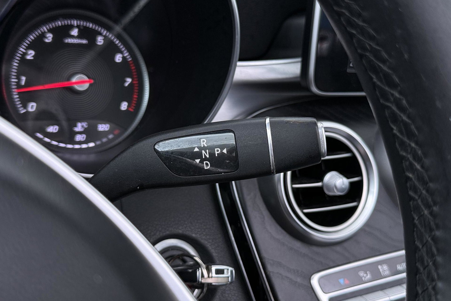 Mercedes-Benz C-Klasse Cabrio 200 Edition 1 | AMG-Line | Nekverwarming | Dodehoekassistent | Parkeerassistent | Stoelverwarming | LED | 18 Inch AMG