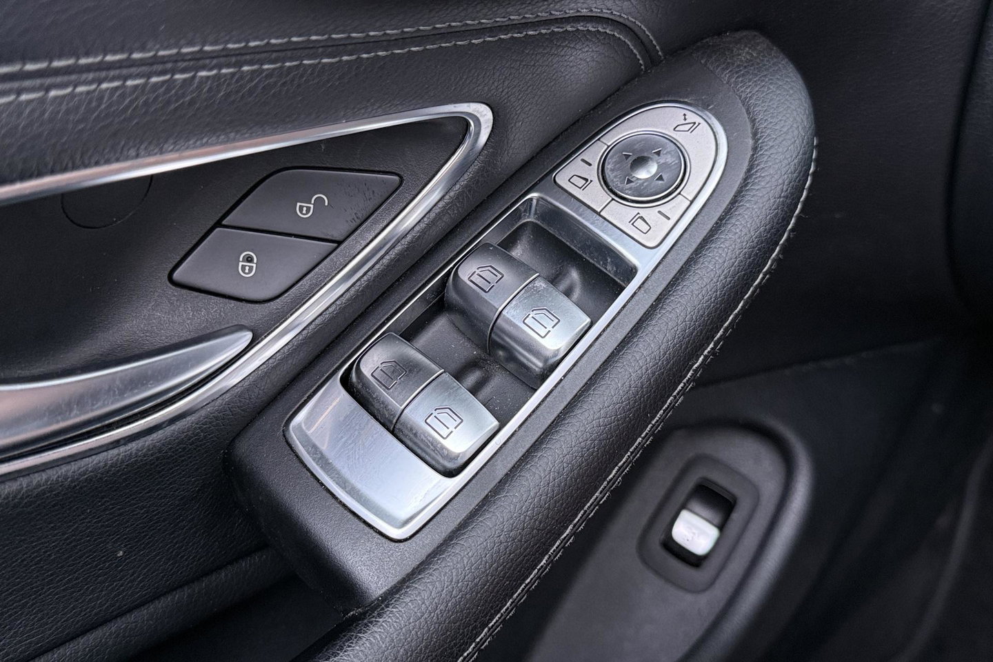 Mercedes-Benz C-Klasse Cabrio 200 Edition 1 | AMG-Line | Nekverwarming | Dodehoekassistent | Parkeerassistent | Stoelverwarming | LED | 18 Inch AMG