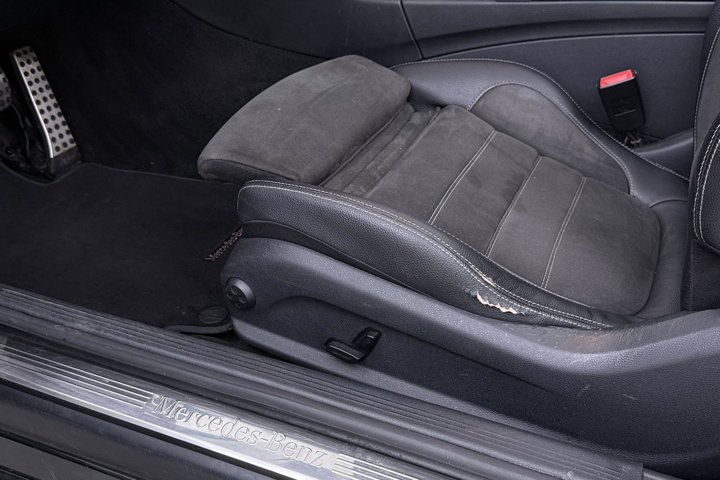 Mercedes-Benz C-Klasse Cabrio 200 Edition 1 | AMG-Line | Nekverwarming | Dodehoekassistent | Parkeerassistent | Stoelverwarming | LED | 18 Inch AMG