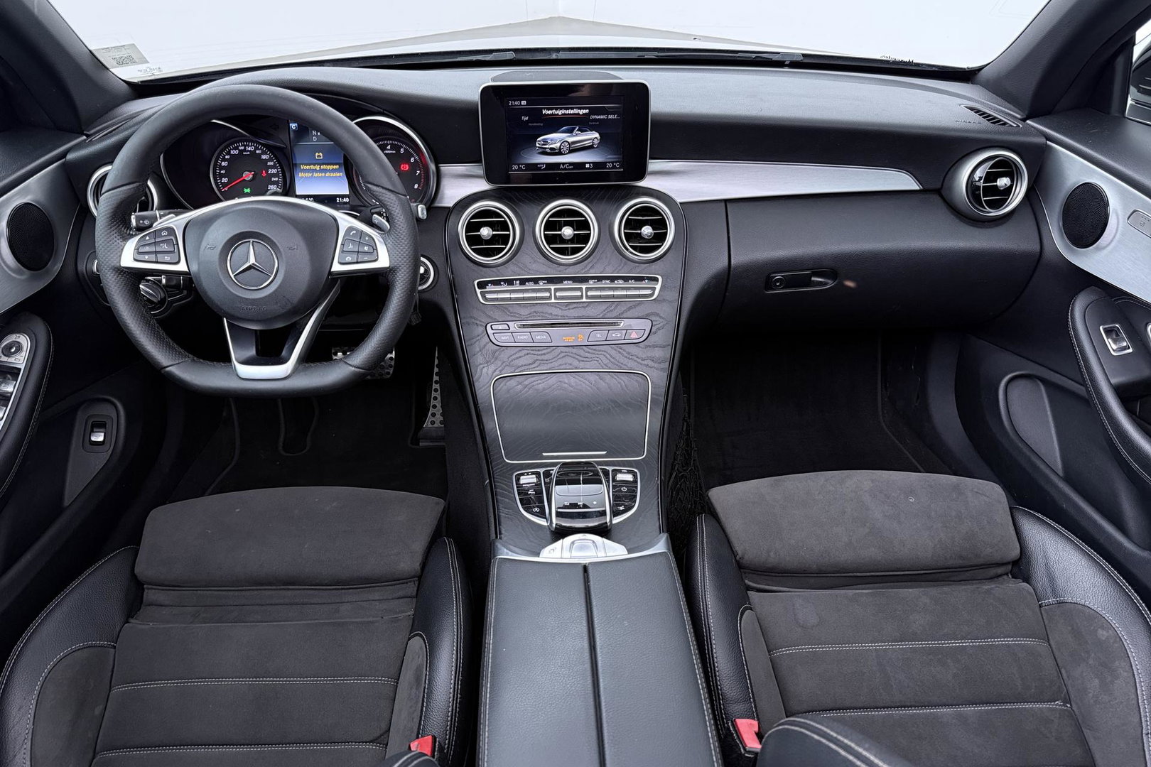 Mercedes-Benz C-Klasse Cabrio 200 Edition 1 | AMG-Line | Nekverwarming | Dodehoekassistent | Parkeerassistent | Stoelverwarming | LED | 18 Inch AMG