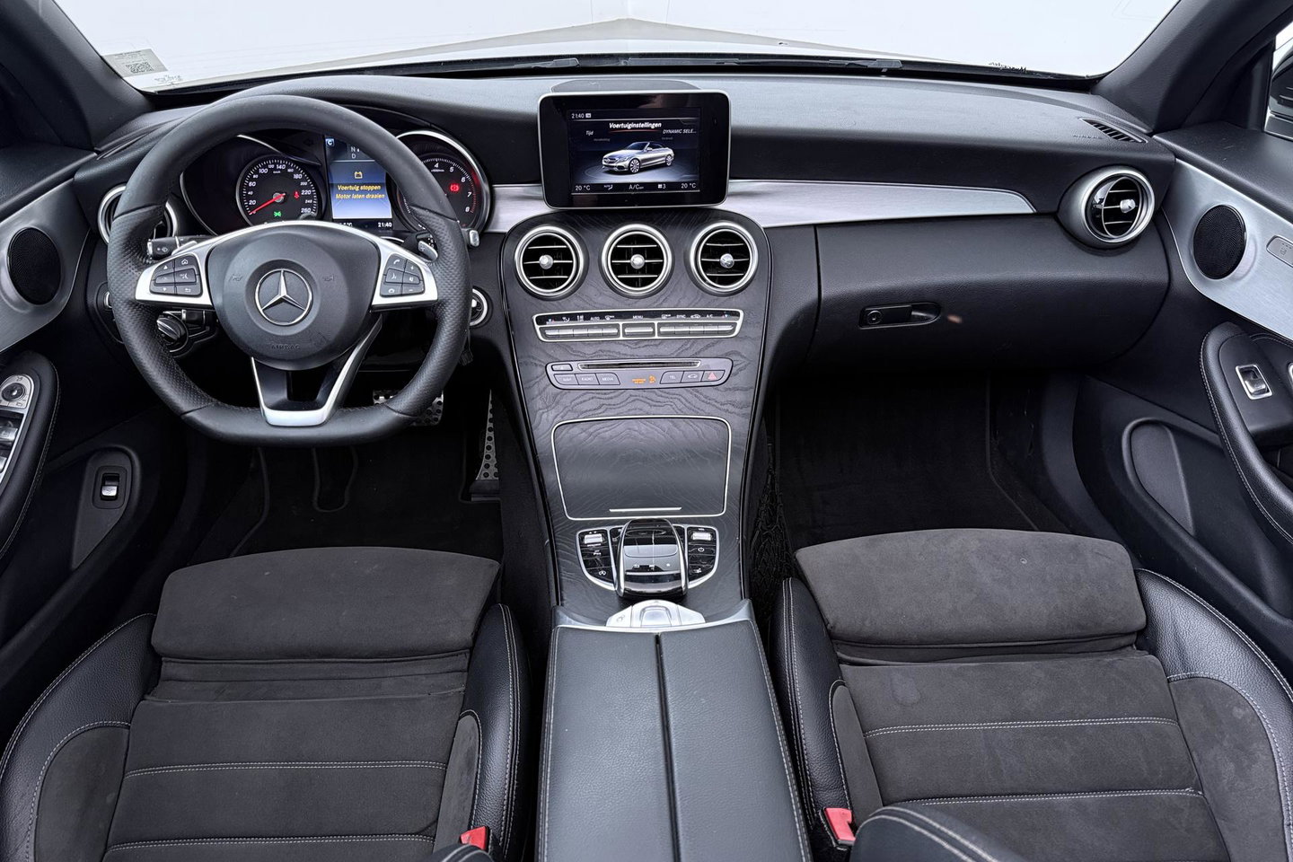 Mercedes-Benz C-Klasse Cabrio 200 Edition 1 | AMG-Line | Nekverwarming | Dodehoekassistent | Parkeerassistent | Stoelverwarming | LED | 18 Inch AMG