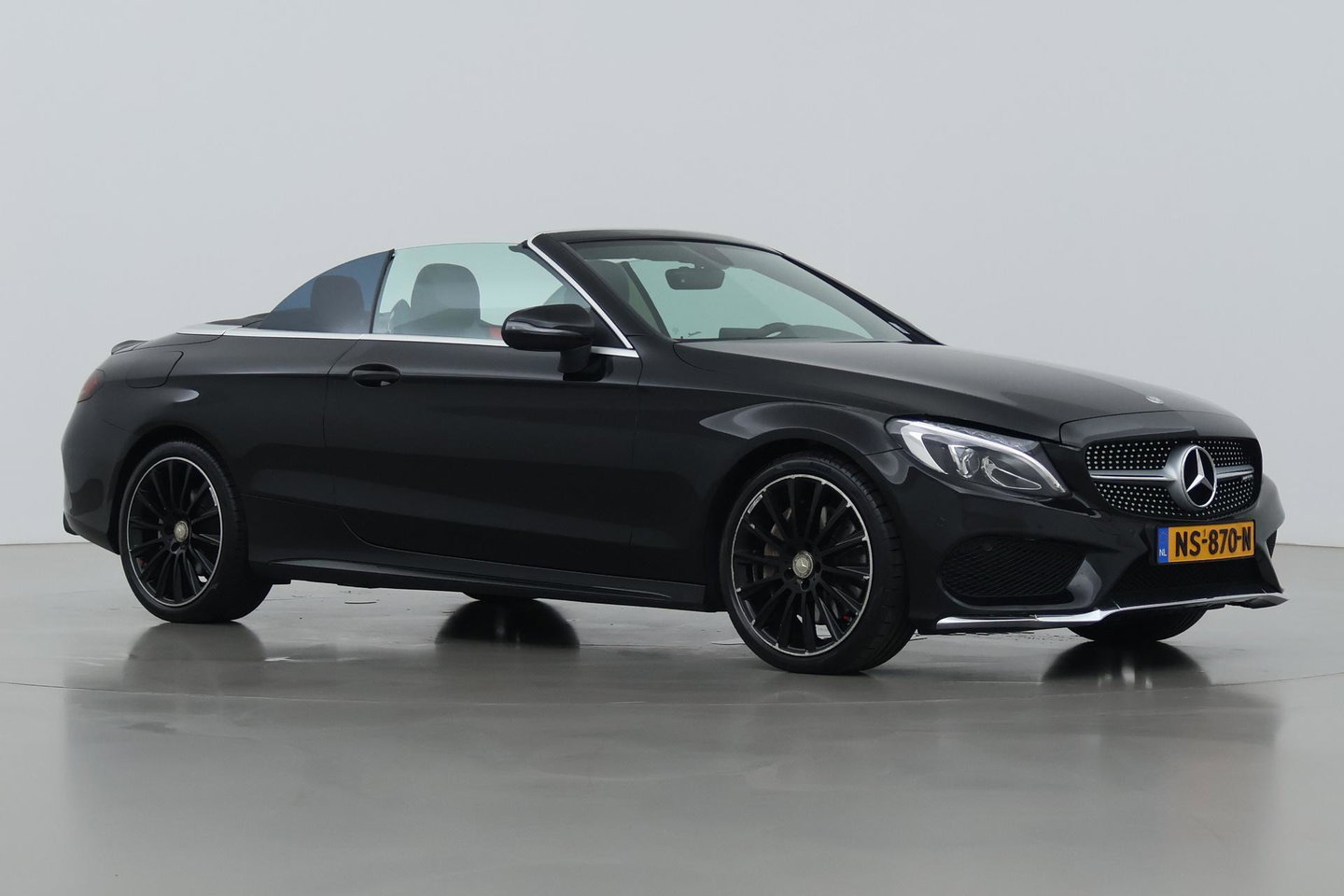 Mercedes-Benz C-Klasse Cabrio 200 Edition 1 | AMG-Line | Nekverwarming | Dodehoekassistent | Parkeerassistent | Stoelverwarming | LED | 18 Inch AMG