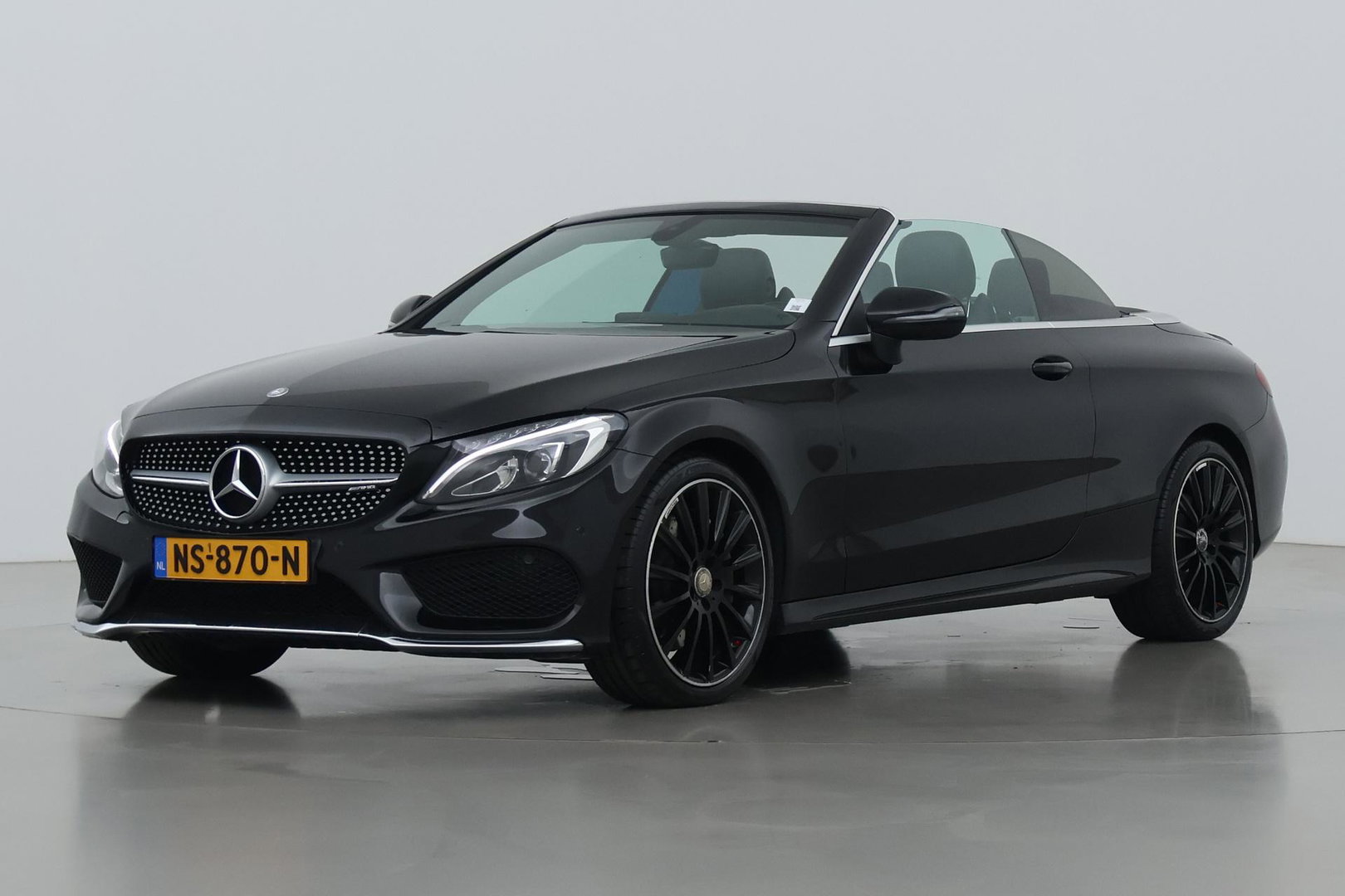 Mercedes-Benz C-Klasse Cabrio 200 Edition 1 | AMG-Line | Nekverwarming | Dodehoekassistent | Parkeerassistent | Stoelverwarming | LED | 18 Inch AMG