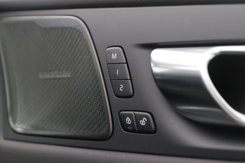 Volvo XC60 T6 Plug-in hybrid Plus Dark | Panoramadak | 360° Camera | ACC | harman/kardon | BLIS