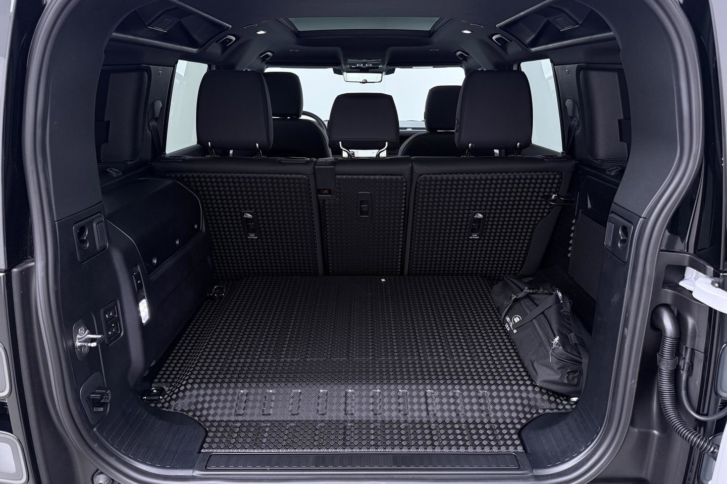 Land Rover Defender 2.0 P300e 110 X-Dynamic SE | FACELIFT | ACC | Panoramadak | ClearSight | Stoel+Stuurverwarming | Trekhaak