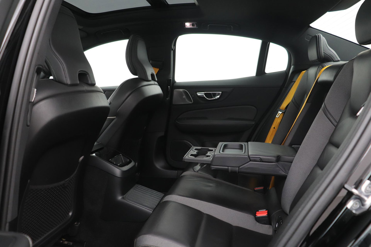 Volvo S60 T8 AWD Polestar Engineered | Schuif-/kanteldak | 20 inch | Bowers & Wilkins | Head-Up | 360 Camera | Stoel+Stuurverwarming