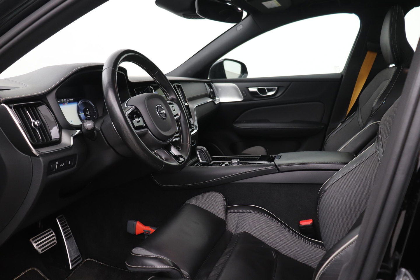 Volvo S60 T8 AWD Polestar Engineered | Schuif-/kanteldak | 20 inch | Bowers & Wilkins | Head-Up | 360 Camera | Stoel+Stuurverwarming