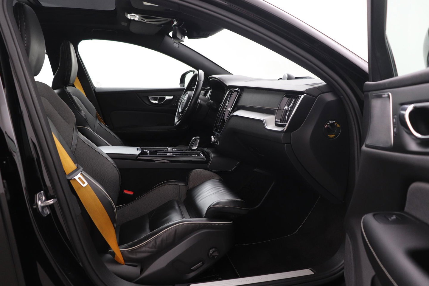 Volvo S60 T8 AWD Polestar Engineered | Schuif-/kanteldak | 20 inch | Bowers & Wilkins | Head-Up | 360 Camera | Stoel+Stuurverwarming